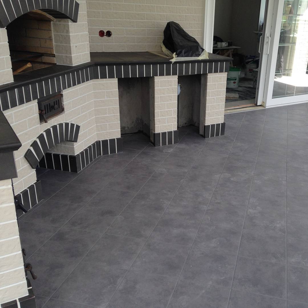 Применение плитки Stroeher 543 в зоне барбекю